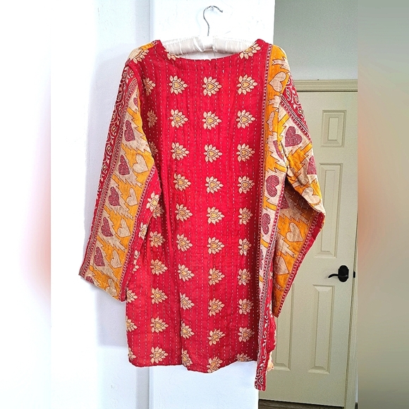 [Kantha] Quilted Reversabile Red Floral Patchwork Top Free Size - Picture 2 of 5